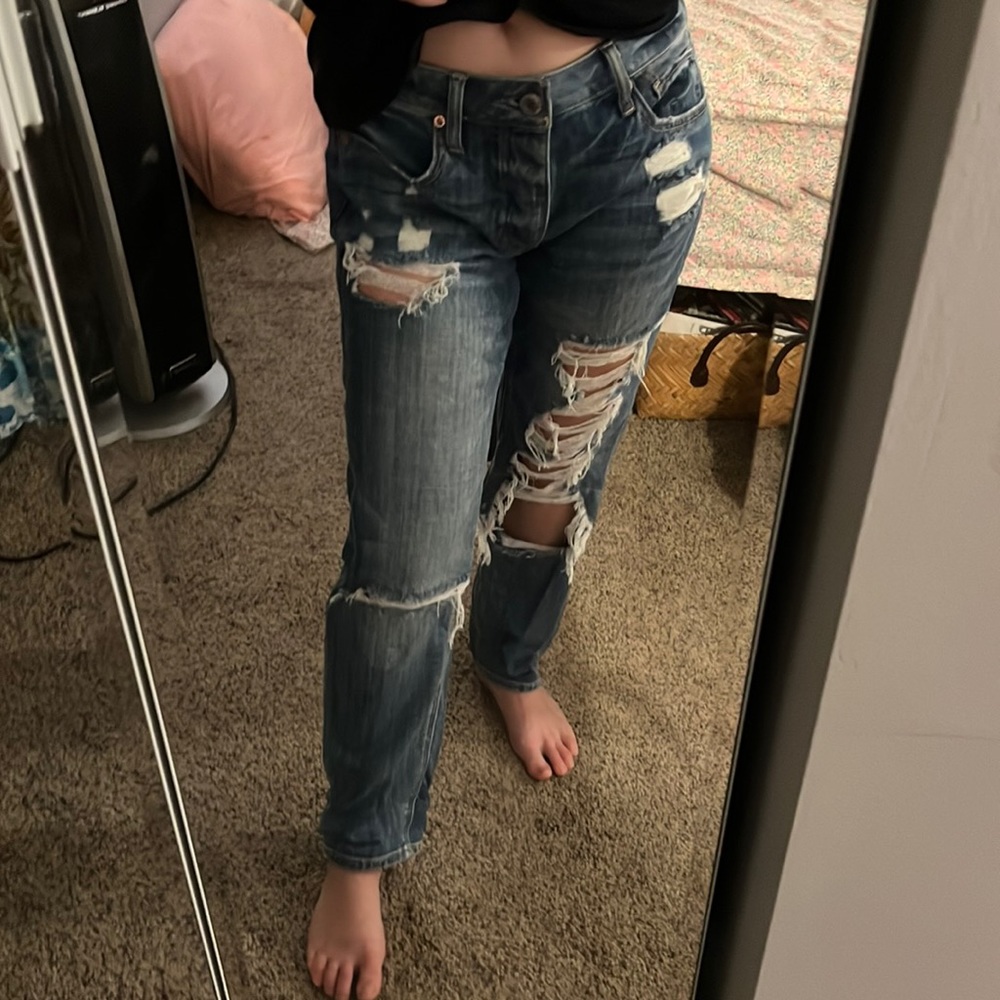 Anerican Eagle Tomgirl Distressed Blue Jeans / Size 4 SHORT